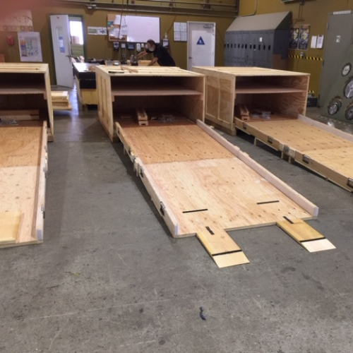 Built-in crate ramps simplify loading and unloading and offers labor savings